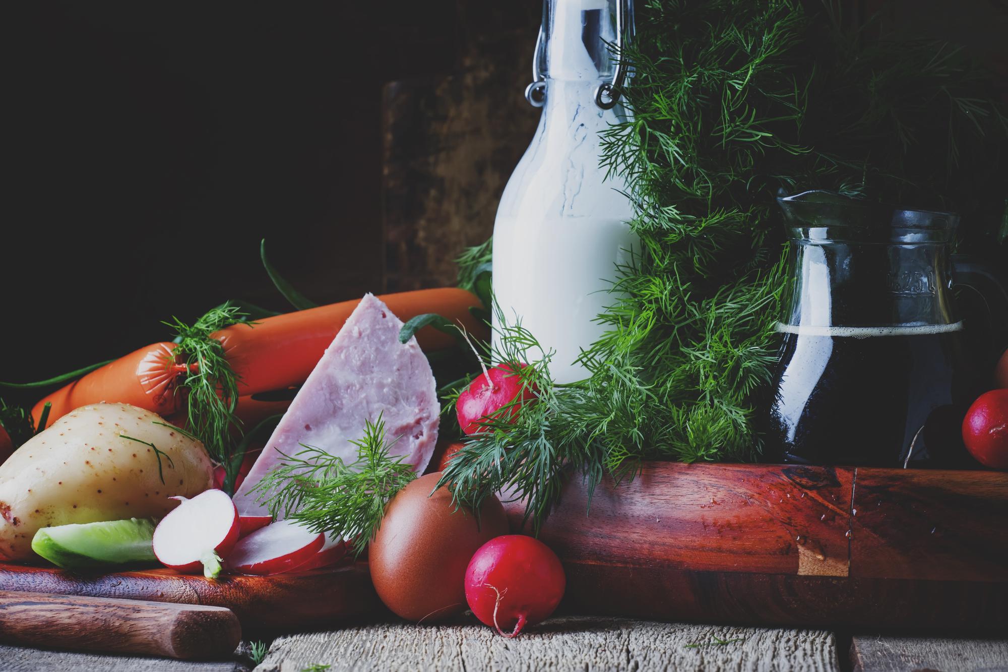 Rankų darbo pastatymas ant medinės lentos: švieži ingredientai ir pjaustymo lentelė